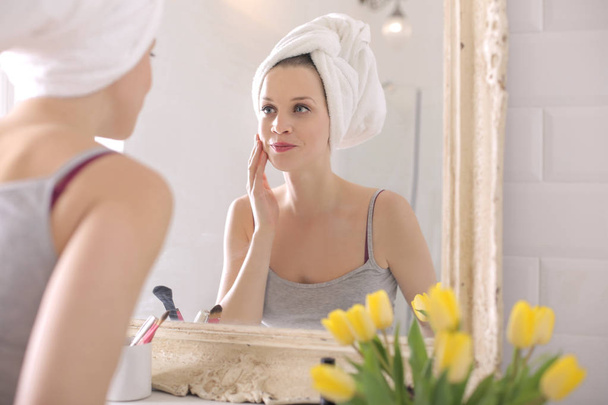 Beautiful young woman doing morning routine - Photo, Image