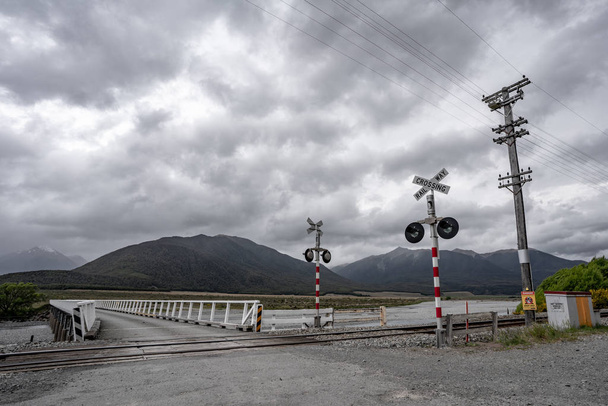Demiryolu geçişi, dağlar ve dramatik gökyüzü - Fotoğraf, Görsel