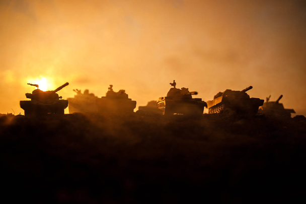 Concept de guerre. Silhouettes militaires combattant scène sur fond de brouillard de guerre ciel, Soldats de la guerre mondiale Silhouettes ci-dessous ciel nuageux au coucher du soleil. Scène d'attaque. Véhicules blindés
. - Photo, image