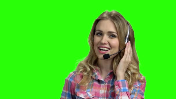 Portret van de mooie callcenter operator op groen scherm. - Video
