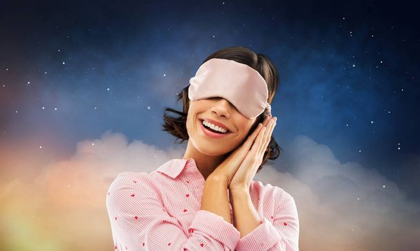 šťastná mladá žena v pyžamu a oko spací maska - Fotografie, Obrázek