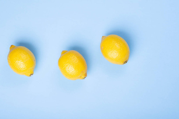 Trois citrons frais sur fond bleu
 - Photo, image