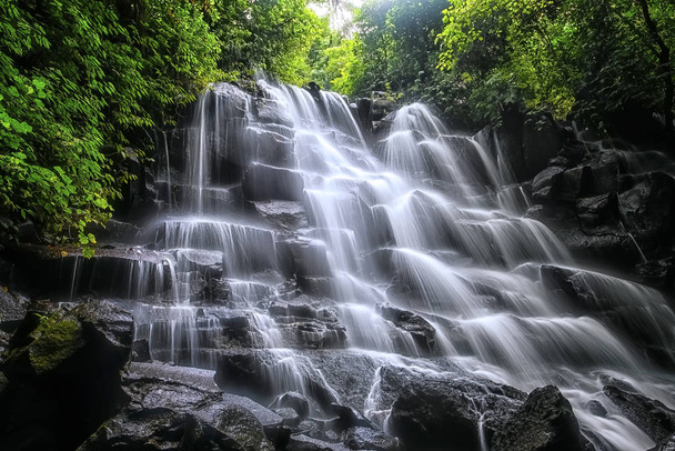 Wodospad Kanto Lampo na Bali  - Zdjęcie, obraz