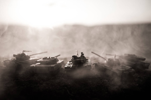 War concept. Militaire silhouetten vechten scène op oorlog mist hemel achtergrond, Wereldoorlog soldaten silhouetten onder bewolkte skyline bij zonsondergang. Aanvals scène. Gepantserde voertuigen. - Foto, afbeelding