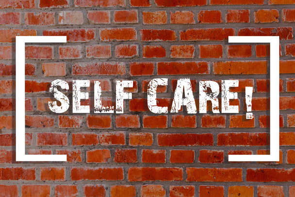 Pismo odręczne tekst Self Care. Koncepcja rozumieniu praktyce podejmowania działań w celu zachowania lub poprawy własnych zdrowia Brick Wall sztuki jak graffiti motywacyjne wezwanie napisane na ścianie. - Zdjęcie, obraz