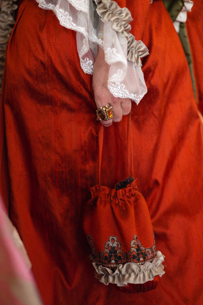 Ρετρό στυλ βασιλική μεσαιωνική μπάλα-μεγαλοπρεπές παλάτι με πανέμορφους ανθρώπους ντυμένοι σε βασιλιάδες και βασίλισσες φίλους φορέματα με αξεσουάρ όπως ανεμιστήρα και χέρι Puch ως τσάντα-2019 - Φωτογραφία, εικόνα