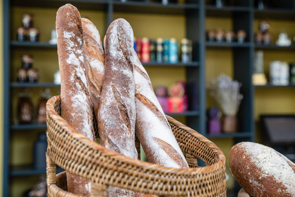 frisch gebackenes Brot in der Bäckerei. Vollkorn Bio-Laib schöne köstliche Baguette im französischen Stil handgemachte goldbraun. - Foto, Bild