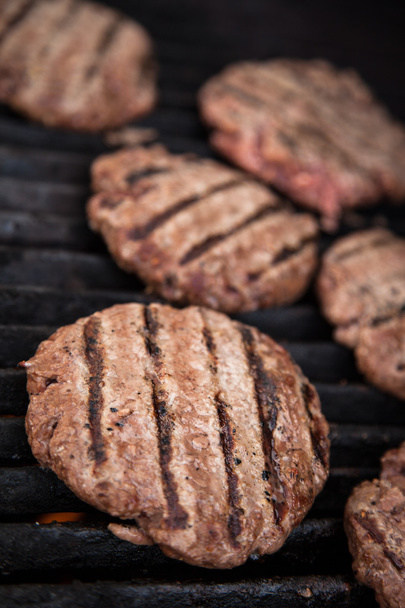 hamburgers op de grill - Foto, afbeelding