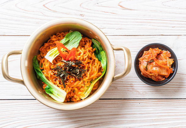 Fideos instantáneos coreanos con vegetales y kimchi
 - Foto, Imagen