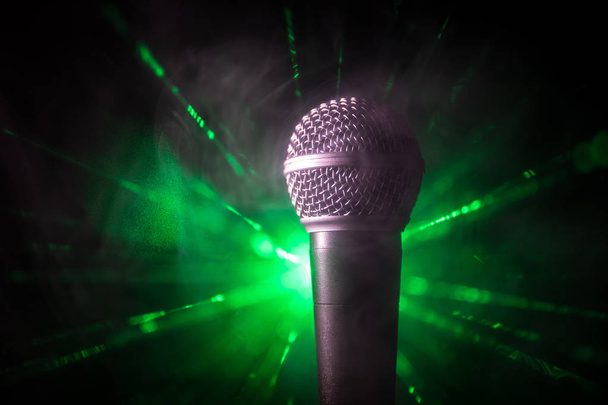Microfono per suono, musica, karaoke in studio audio o palcoscenico. Tecnologia microfonica. Voce, intrattenimento concertistico. Apparecchiature di trasmissione vocale. Live pop, performance musicale rock - Foto, immagini