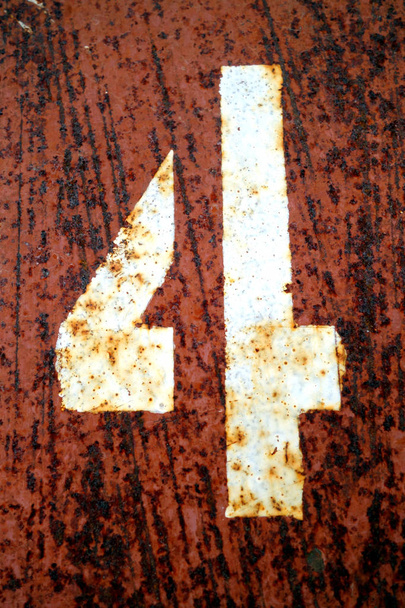 Číslo 4 ve vzorníku na červené barevné kovové stěně. - Fotografie, Obrázek