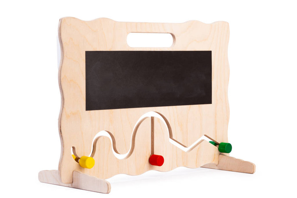 Tablero ocupado ecológico de madera: juguete educativo para niños, bebés sobre un fondo blanco aislado, que consiste en una tabla para tiza, perlas, un laberinto. Un juguete para entretener a los niños y los padres en reposo
 - Foto, Imagen