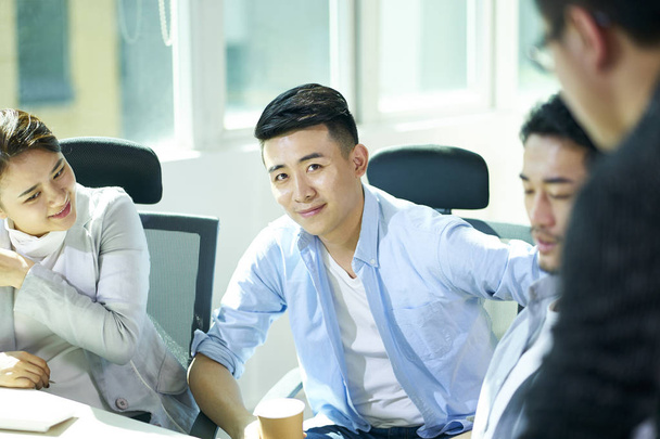 jonge Aziatische ondernemers bijeen in kantoor - Foto, afbeelding