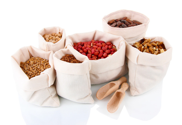 různé druhy fazolí v pytlích izolovaných na bílém - Fotografie, Obrázek