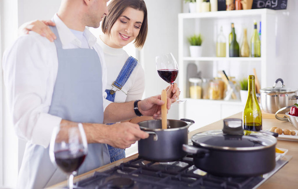 Para gotowania razem w kuchni w domu - Zdjęcie, obraz