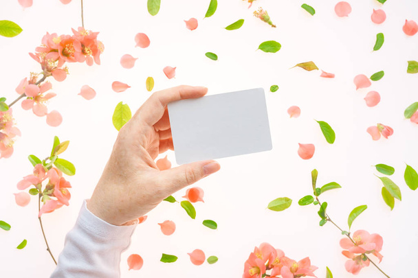 Woman holding blank white business card mock up - Zdjęcie, obraz