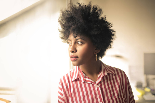 Gyönyörű afro-amerikai lány göndör hajú - Fotó, kép