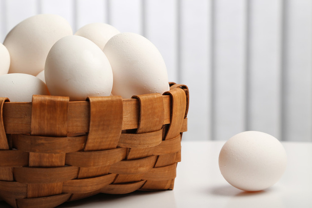 Білі яйця в кошику
 - Фото, зображення