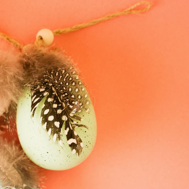 Пастельні великі великодні яйця, прикрашені стрічкою і пташиним подвигом
 - Фото, зображення