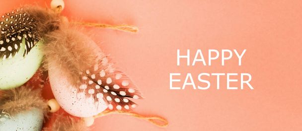 Pastel gros oeuf de Pâques décoré avec ruban et oiseau feathe
 - Photo, image