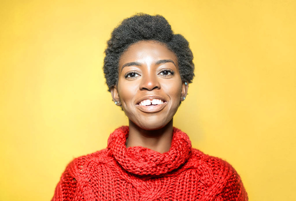 kaunis afrikkalainen amerikkalainen nainen keltaista taustaa vasten
 - Valokuva, kuva