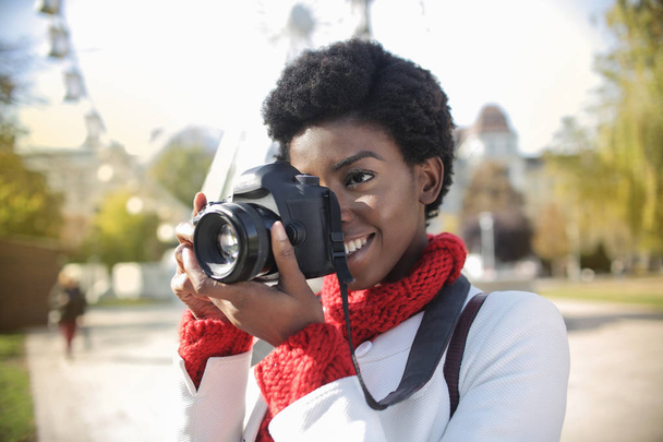 beautiful african american woman taking photo with professional camera - Zdjęcie, obraz