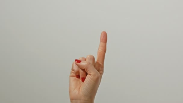 Vrouwelijke hand met mooie rode glanzende manicure tellen van 1 tot vijf met de vingers. - Video