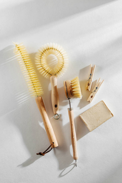 Eco friendly natural cleaning tools and products, bamboo dish brushes and soap on white background. Zero waste concept. Plastic free. Flat lay, top view - Foto, Imagen