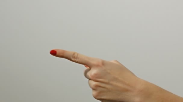 Γυναικείο χέρι που δείχνει αριστερά. Χειρονομία, σημάδι, σύμβολο. Επικοινωνία χωρίς έννοια ομιλίας. - Πλάνα, βίντεο