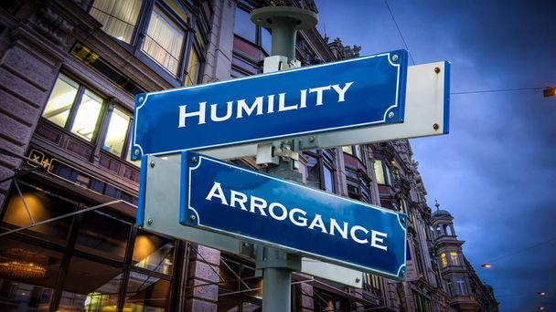 Ulica znak pokory porównaniu arogancji - Zdjęcie, obraz