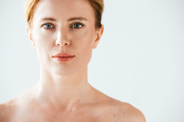 голая красивая женщина с кожной болезнью смотрит в камеру на белом
  - Фото, изображение