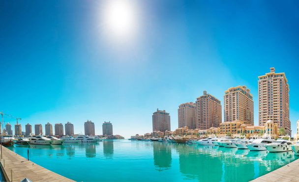 Panorama de edificios residenciales de lujo de Pearl Qatar y yates blancos en el puerto deportivo de Porto Arabia. Doha, Qatar
 - Foto, imagen