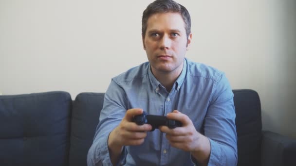 Man Playing shooter video game op TV. gamepad controller in handen. - Video
