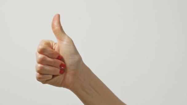 Vrouwelijke hand toont een duim omhoog teken. - Video