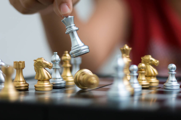 Frauenhand beim Schachspielen für Geschäftstaktik und Planung erfüllt - Foto, Bild