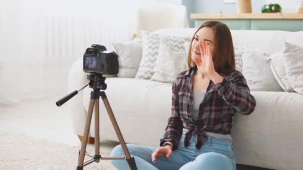 Νεαρό κορίτσι blogger μιλάει για την ψηφιακή κάμερα εγγραφή βίντεο βιντεολόγιο στο σπίτι - Πλάνα, βίντεο