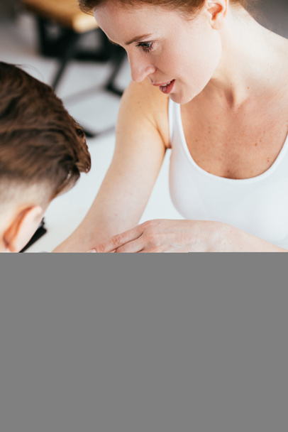обрезанный взгляд дерматолога на руку красивой женщины, держащей дерматоскоп в клинике
  - Фото, изображение