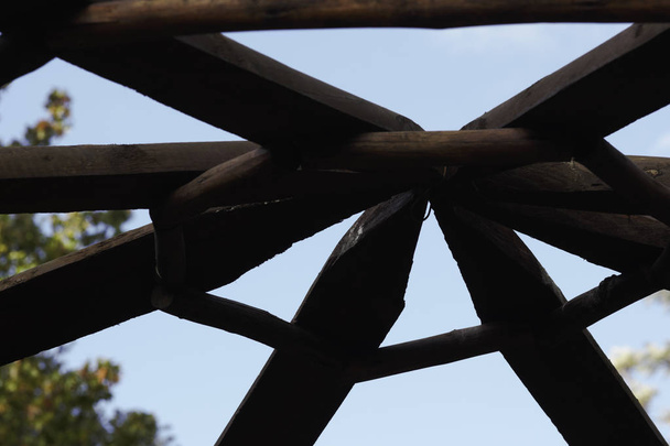 Drewniany Pergola dachu ramy piasty streszczenie zbliżenie - Zdjęcie, obraz