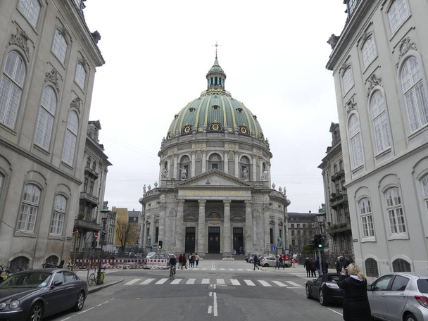 Veduta della chiesa di Federico (Chiesa di marmo). Le attrazioni della città
 - Foto, immagini
