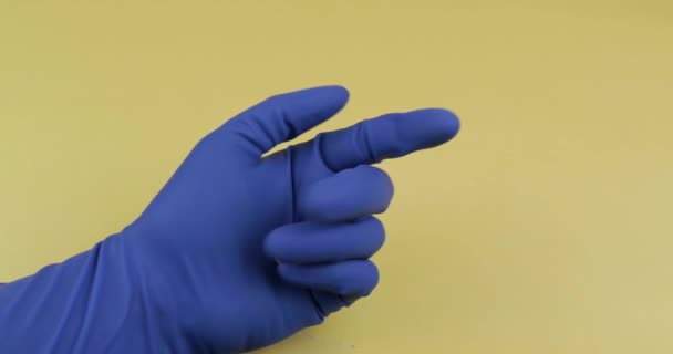 Witte pillen in de hand gekleed in blauwe medische handschoen. vrouw neemt een ovale pil - Video