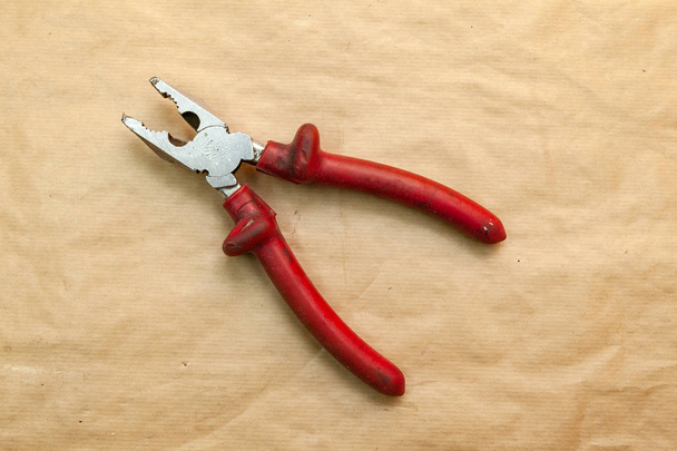 Pinze aperte con manici in gomma rossa utilizzati durante il lavoro per bloccare pa
 - Foto, immagini