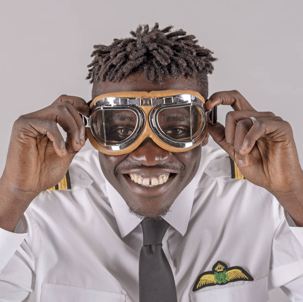  Genç pilot bir şaka için Vintage gözlük bir çift giyiyor. - Fotoğraf, Görsel