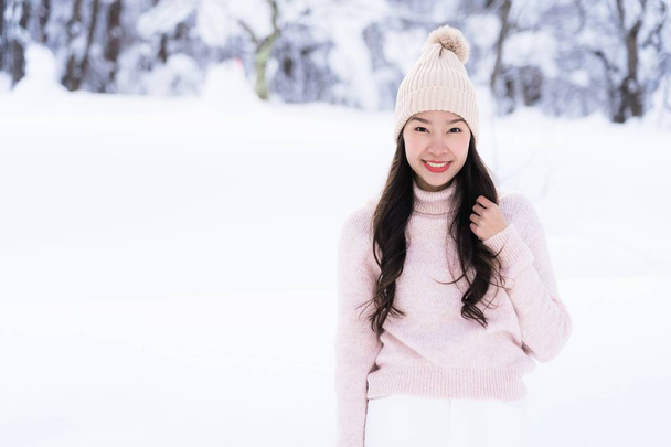 Retrato Joven Hermosa mujer asiática sonrisa feliz viaje y disfrutar con nieve invierno temporada en Hokkaido Sapporo Japón
 - Foto, Imagen