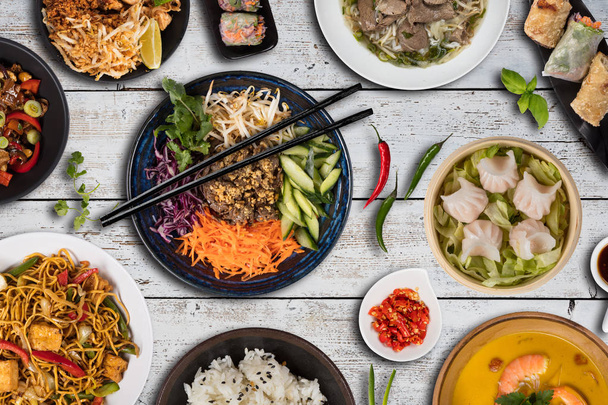 Felülnézetben különböző ázsiai ételek összetétele - Fotó, kép