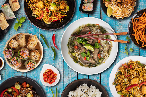 Composición vista superior de varios alimentos asiáticos
 - Foto, Imagen
