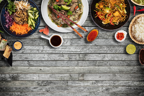 Top vista composição de vários alimentos asiáticos em tigelas
 - Foto, Imagem