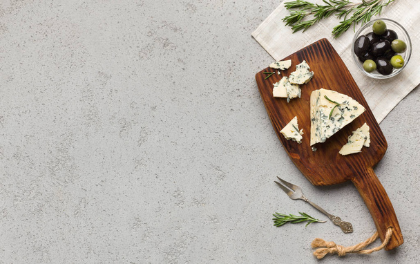 Blue cheese served on board - 写真・画像