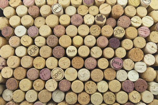 Close up mosaico modello macro sfondo composto da molti assortiti vari accatastati tappi di vino rosso e bianco utilizzati
. - Foto, immagini