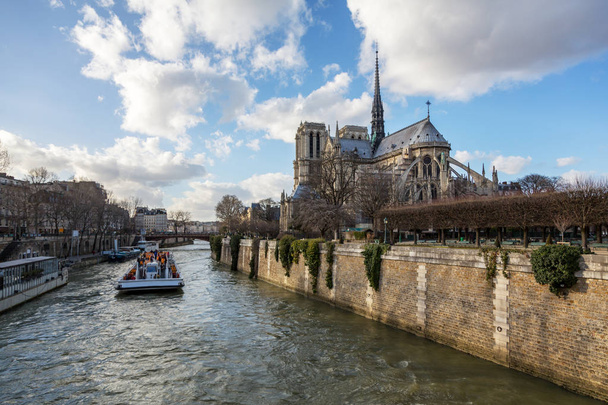 Paris'teki Notre Dame Katedrali. Seine nehri boyunca alınan kule ve arka uçan payandalar ile arka yükseklik Bahar görünümü.  - Fotoğraf, Görsel