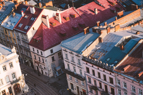 Vista superior do telhado de uma antiga cidade europeia - Lviv
.  - Foto, Imagem